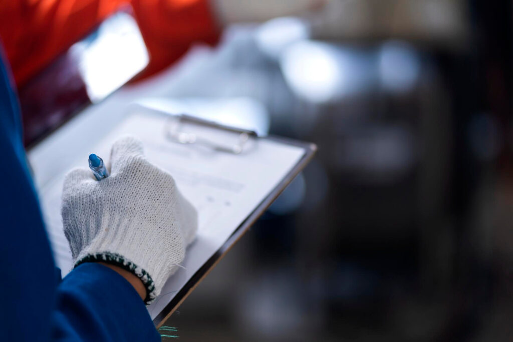 Químico especialista em segurança química analisando uma Ficha de Dados de Segurança (FDS).
